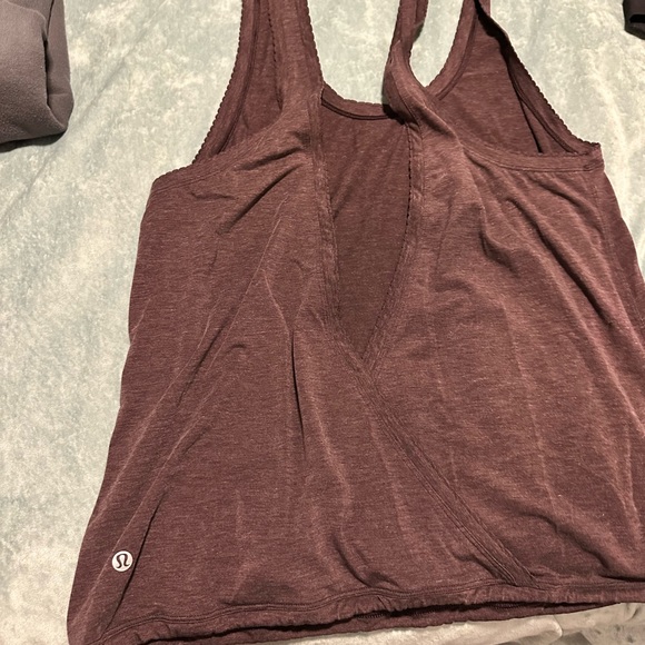 2 Lululemon tanks size 8 - Picture 3 of 3